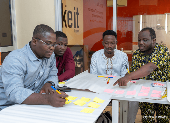 Équipe travaillant sur l'accélération